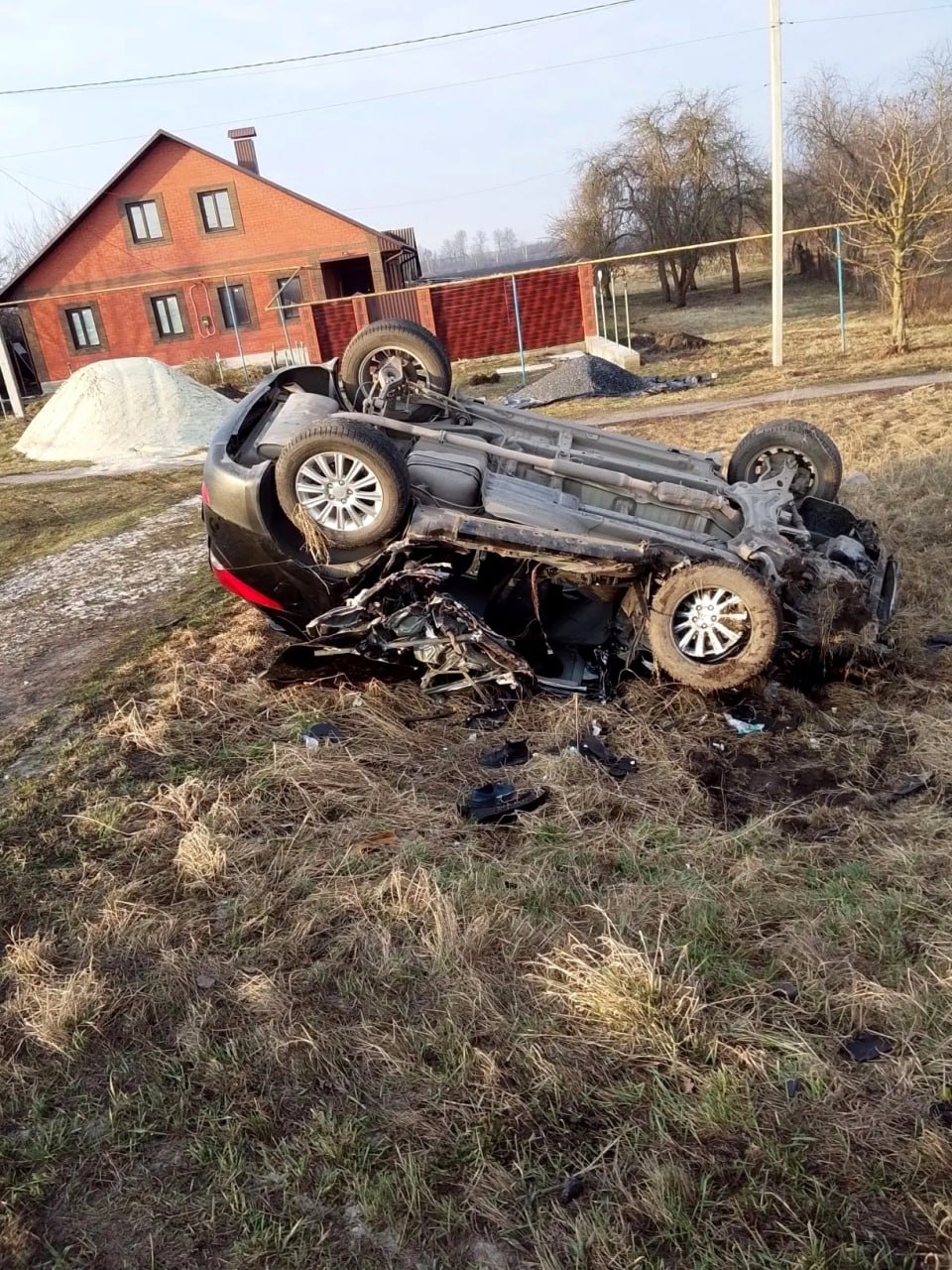 В Курской области водителя вытаскивали из покореженного авто В Курской области водителя вытаскивали из покореженного авто