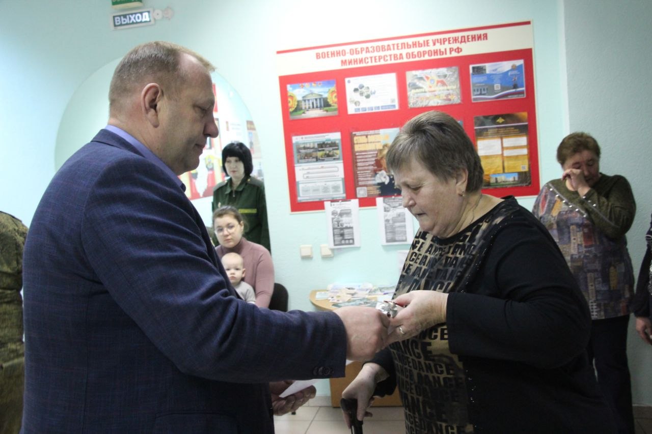 Сергей Цуканов: В Фатежском военкомате передали государственные награды родным героев спецоперации Сергей Цуканов: В Фатежском военкомате передали государственные награды родным героев спецоперации