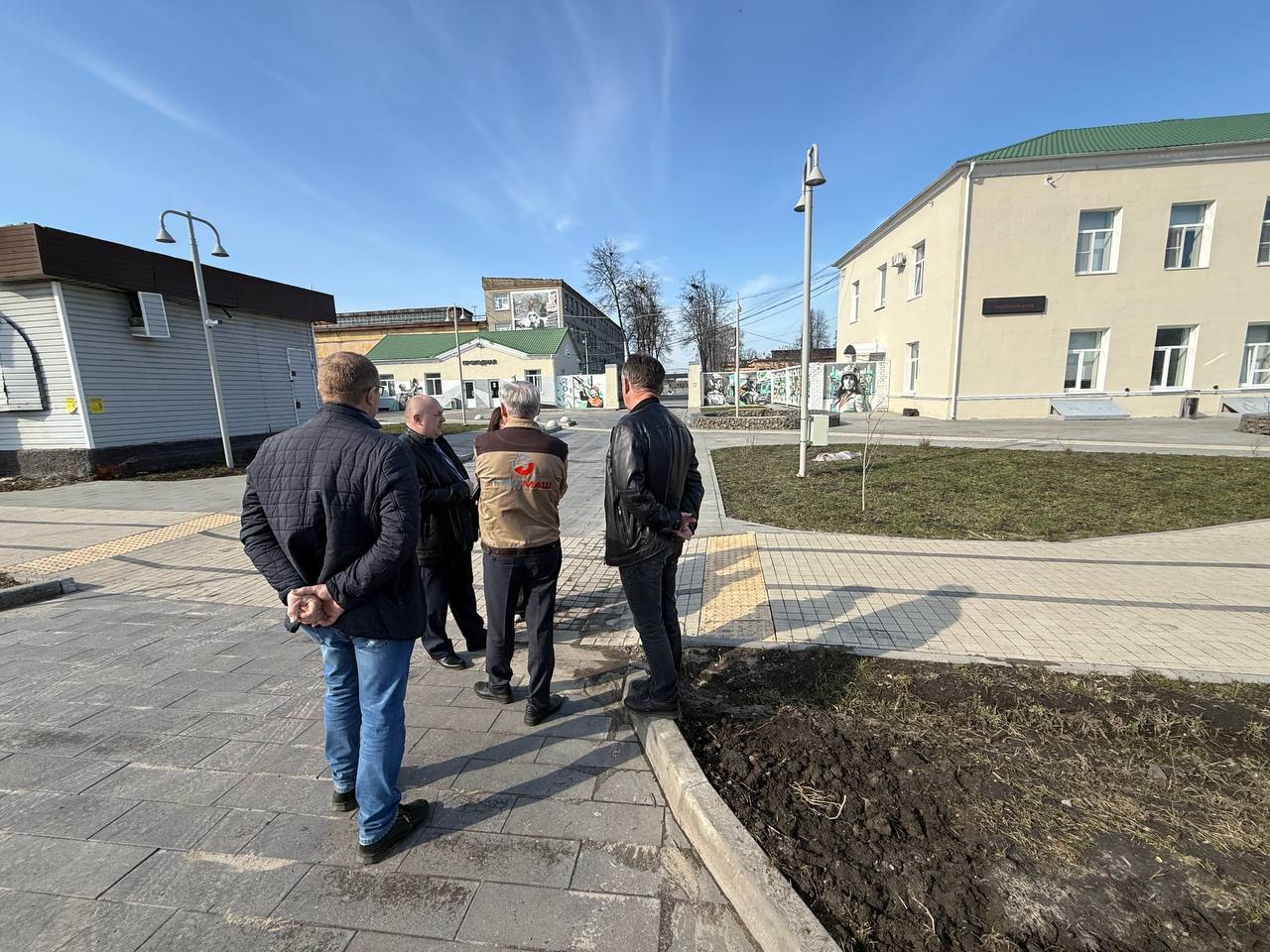 Встреча с подрядчиком: контроль за качеством благоустройства в Щиграх Встреча с подрядчиком: контроль за качеством благоустройства в Щиграх