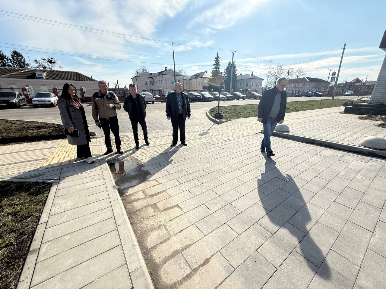 Встреча с подрядчиком: контроль за качеством благоустройства в Щиграх Встреча с подрядчиком: контроль за качеством благоустройства в Щиграх