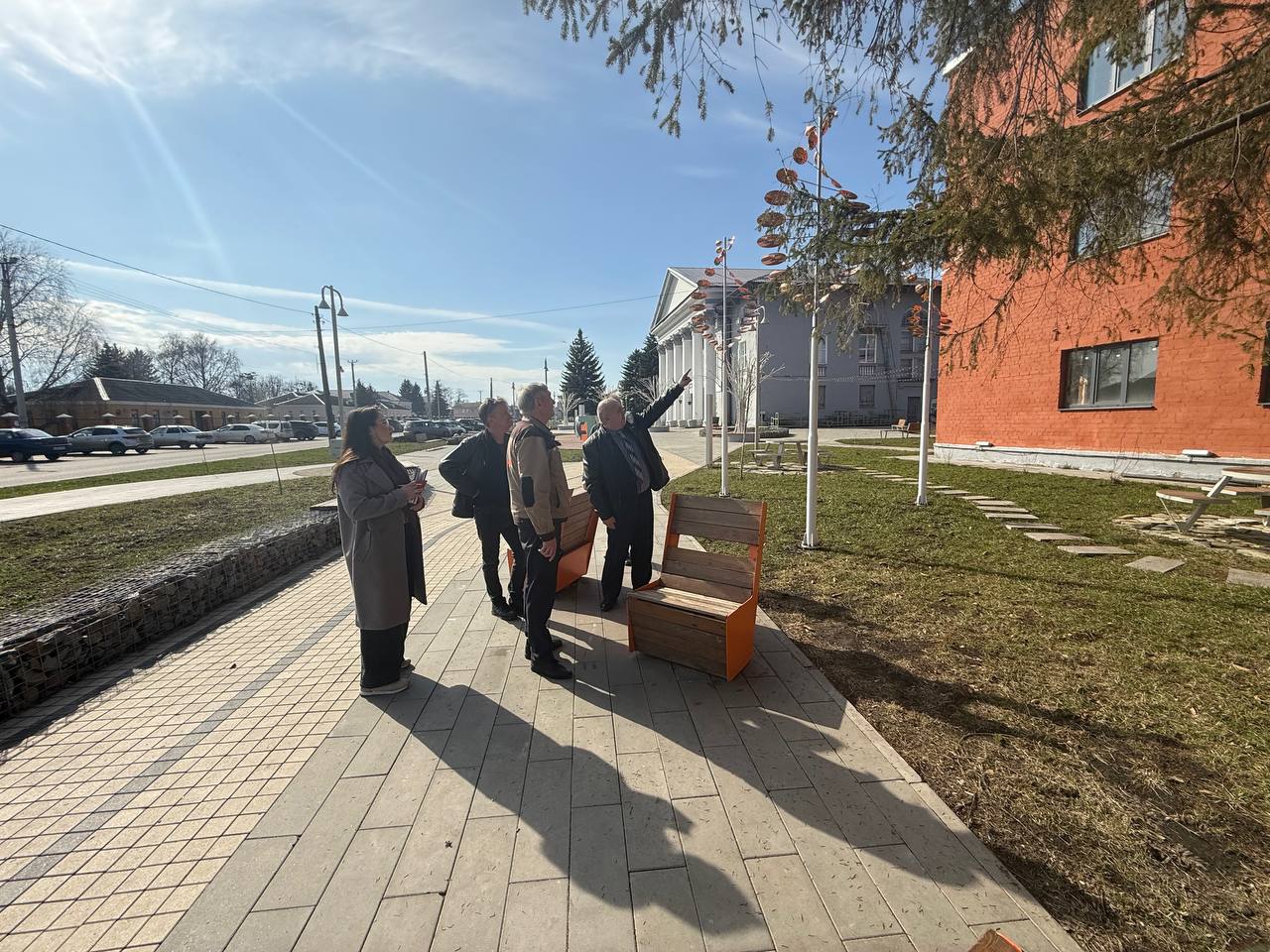 Встреча с подрядчиком: контроль за качеством благоустройства в Щиграх Встреча с подрядчиком: контроль за качеством благоустройства в Щиграх