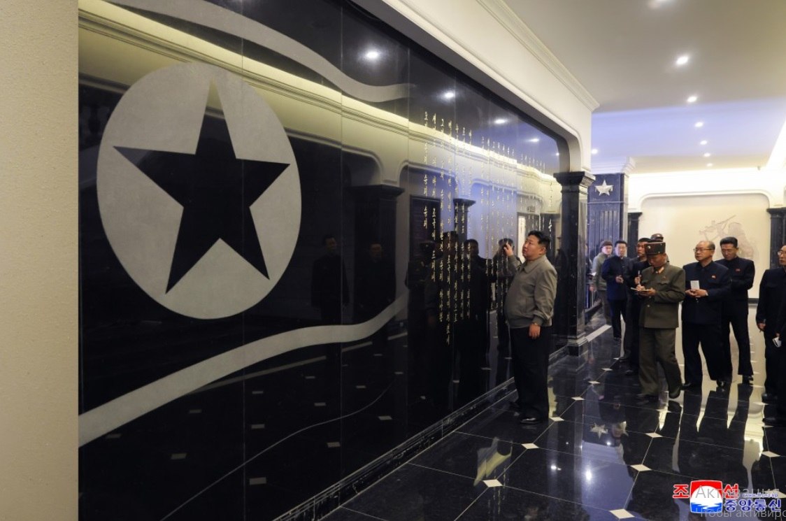 Ким Чен Ын на стройке музея, посвященного освобождению Курской области Ким Чен Ын на стройке музея, посвященного освобождению Курской области