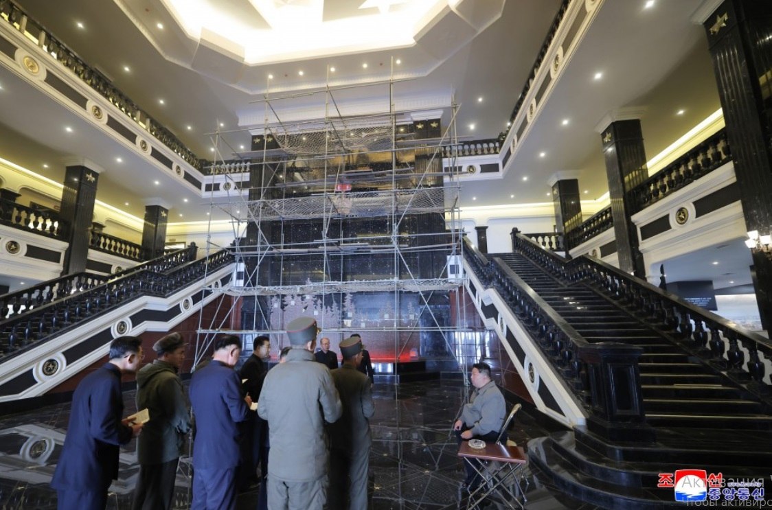 Ким Чен Ын на стройке музея, посвященного освобождению Курской области Ким Чен Ын на стройке музея, посвященного освобождению Курской области