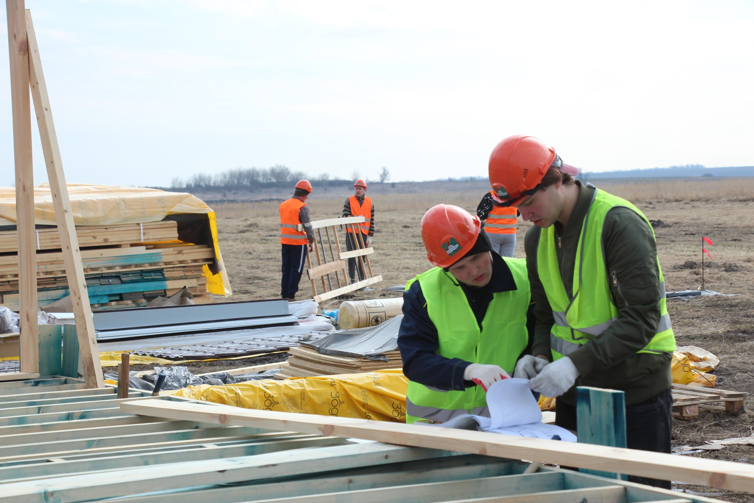 Светлана Дроздова, министр восстановления, развития приграничья и строительства Курской области, посетила площадку в Миленинском сельсовете, где началось строительство коттеджного поселка «Заря» для жителей из приграничья... Светлана Дроздова, министр восстановления, развития приграничья и строительства Курской области, посетила площадку в Миленинском сельсовете, где началось строительство коттеджного поселка «Заря» для жителей из приграничья...