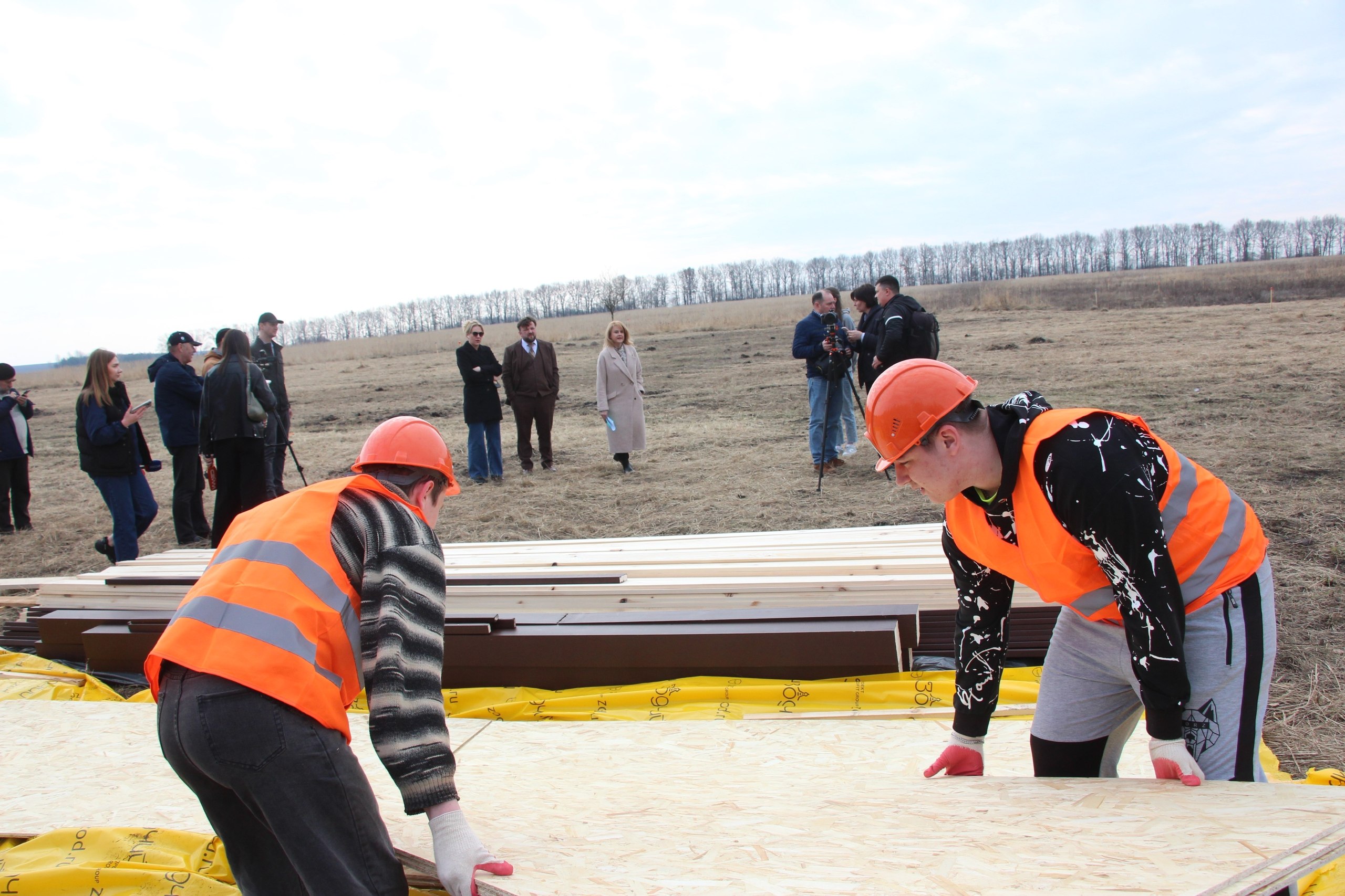 Светлана Дроздова, министр восстановления, развития приграничья и строительства Курской области, посетила площадку в Миленинском сельсовете, где началось строительство коттеджного поселка «Заря» для жителей из приграничья... Светлана Дроздова, министр восстановления, развития приграничья и строительства Курской области, посетила площадку в Миленинском сельсовете, где началось строительство коттеджного поселка «Заря» для жителей из приграничья...