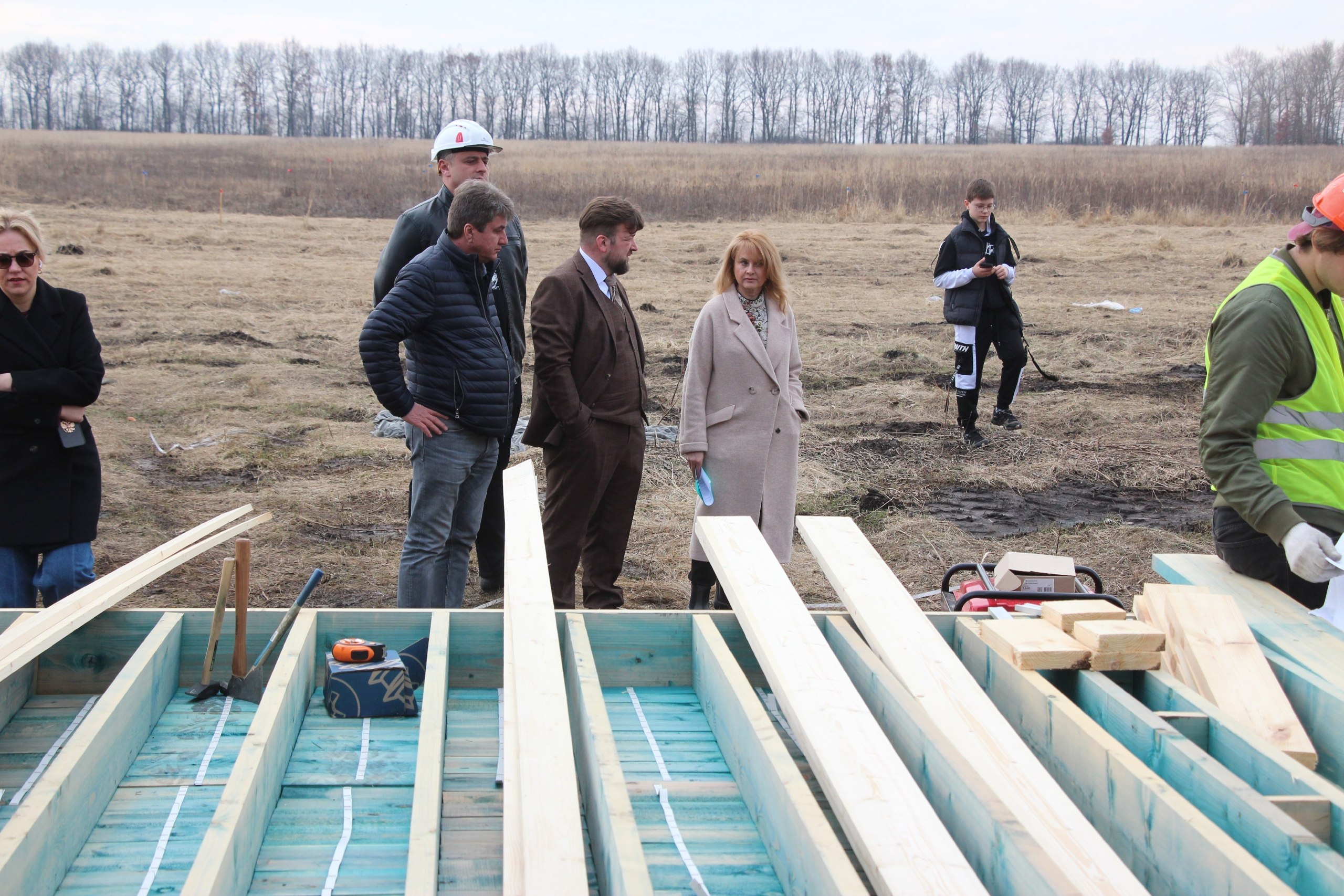 Светлана Дроздова, министр восстановления, развития приграничья и строительства Курской области, посетила площадку в Миленинском сельсовете, где началось строительство коттеджного поселка «Заря» для жителей из приграничья... Светлана Дроздова, министр восстановления, развития приграничья и строительства Курской области, посетила площадку в Миленинском сельсовете, где началось строительство коттеджного поселка «Заря» для жителей из приграничья...