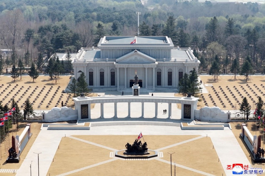Ким Чен Ын на стройке музея, посвященного освобождению Курской области Ким Чен Ын на стройке музея, посвященного освобождению Курской области