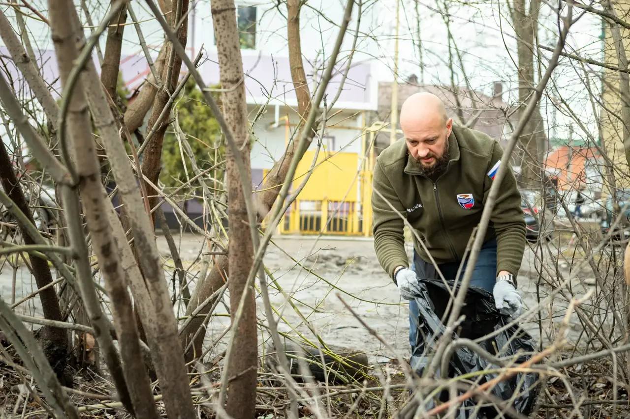 «С таких ребят надо брать пример»: мэр Курска вышел на субботник с 13-летним школьником «С таких ребят надо брать пример»: мэр Курска вышел на субботник с 13-летним школьником