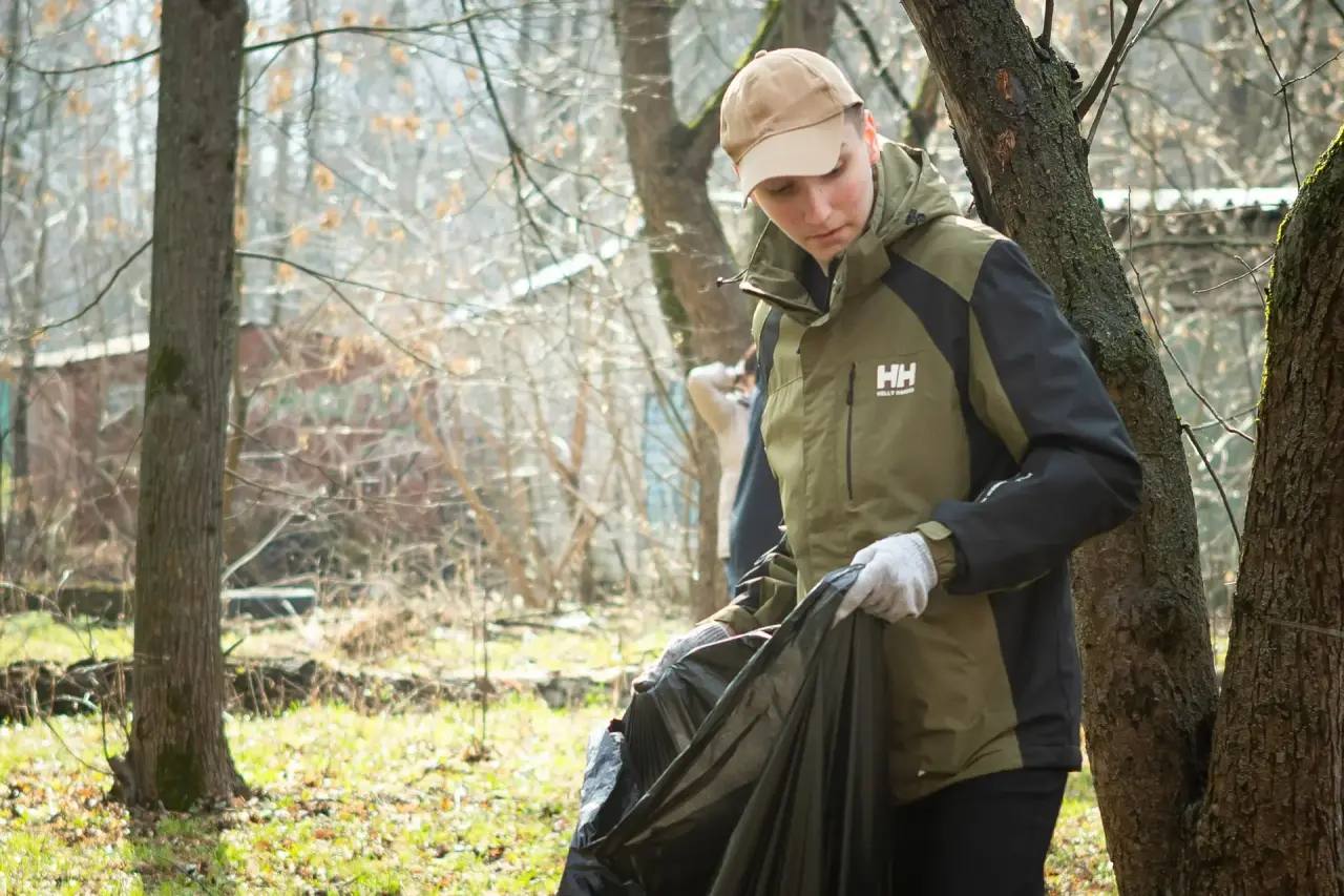 «С таких ребят надо брать пример»: мэр Курска вышел на субботник с 13-летним школьником «С таких ребят надо брать пример»: мэр Курска вышел на субботник с 13-летним школьником