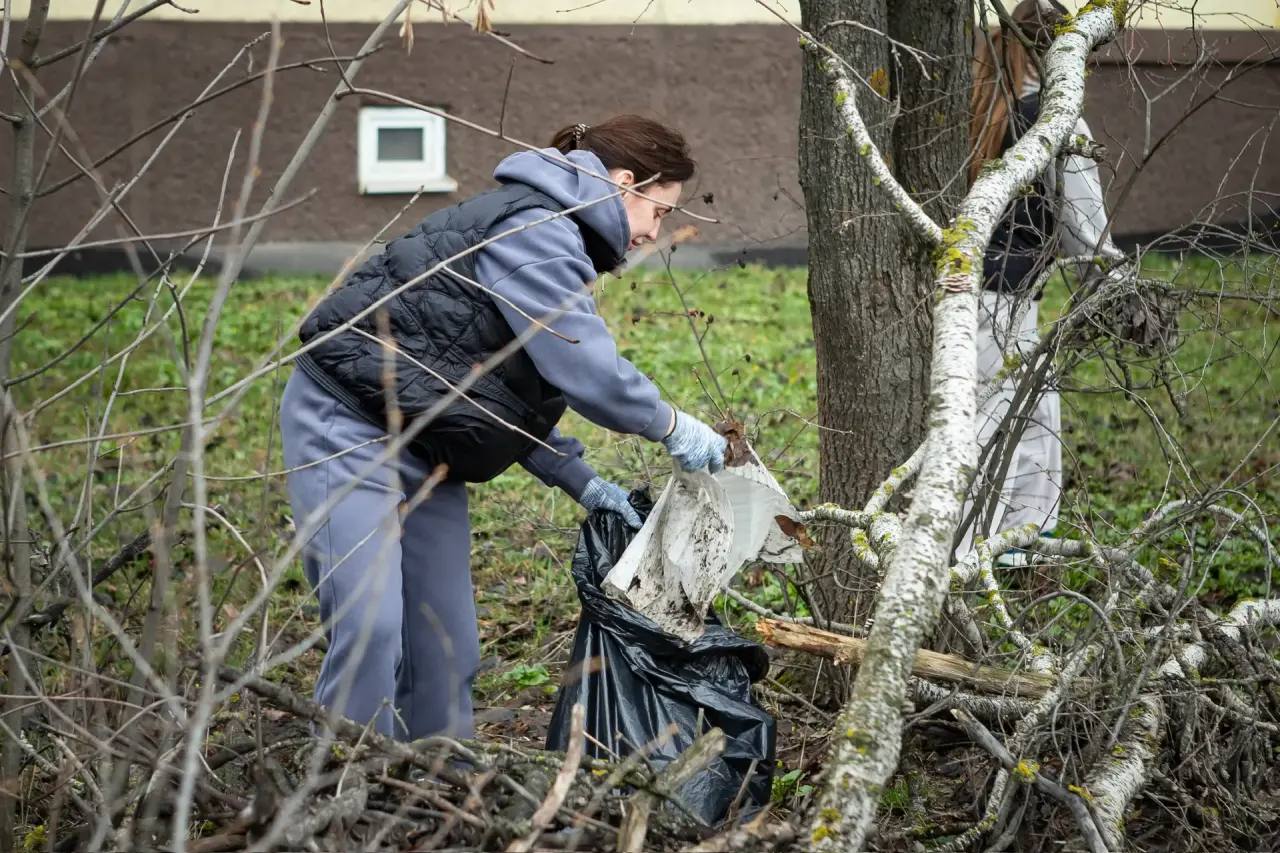 «С таких ребят надо брать пример»: мэр Курска вышел на субботник с 13-летним школьником «С таких ребят надо брать пример»: мэр Курска вышел на субботник с 13-летним школьником