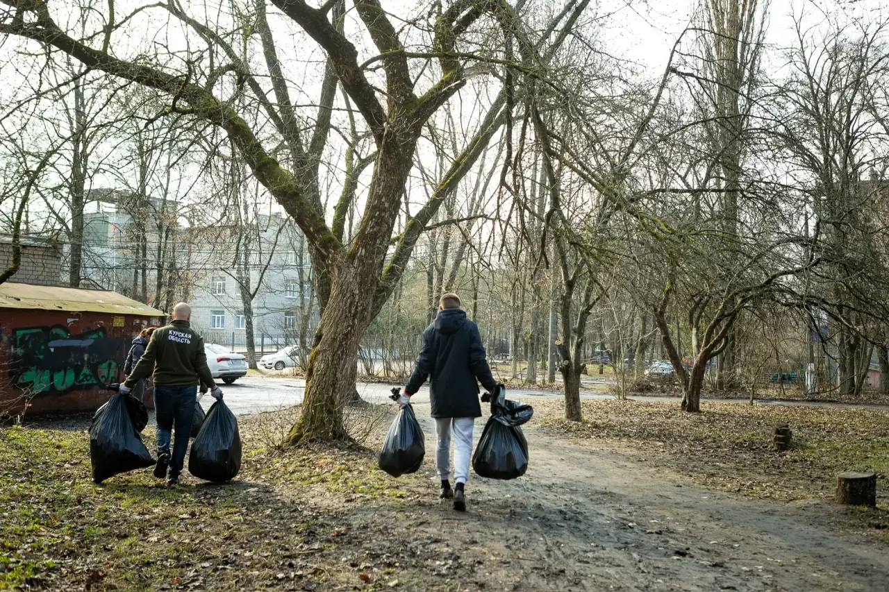 «С таких ребят надо брать пример»: мэр Курска вышел на субботник с 13-летним школьником «С таких ребят надо брать пример»: мэр Курска вышел на субботник с 13-летним школьником