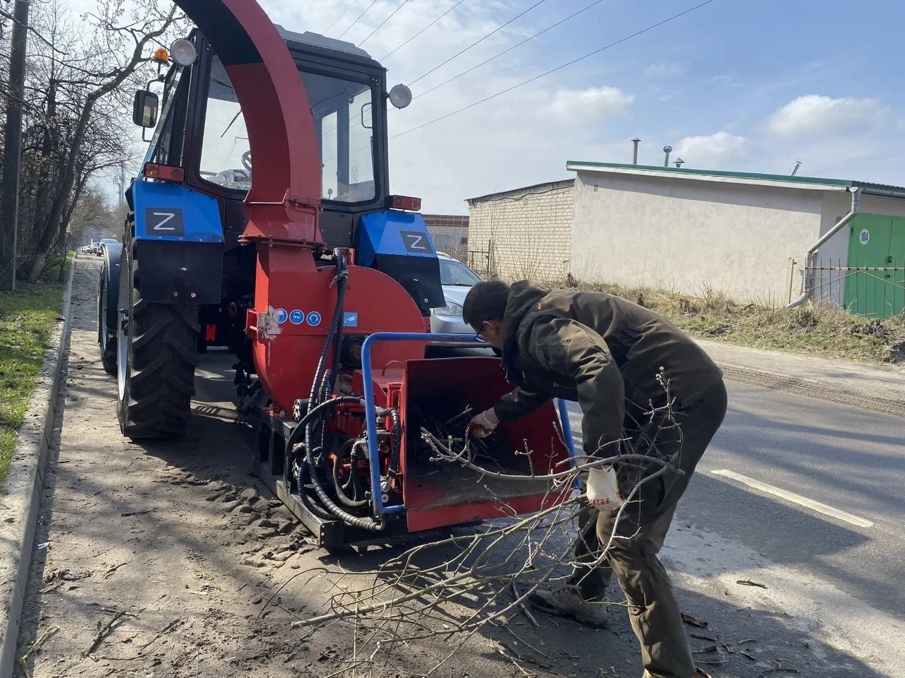 В рамках субботника используется спецтехника В рамках субботника используется спецтехника