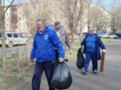 В микрорайоне КЗТЗ сегодня трудились сотрудники администрации Сеймского округа