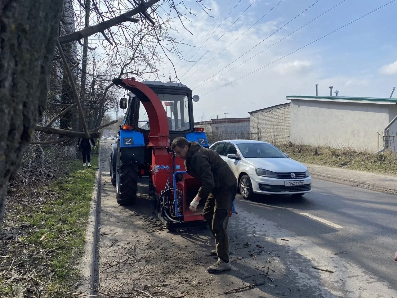 В рамках субботника используется спецтехника В рамках субботника используется спецтехника