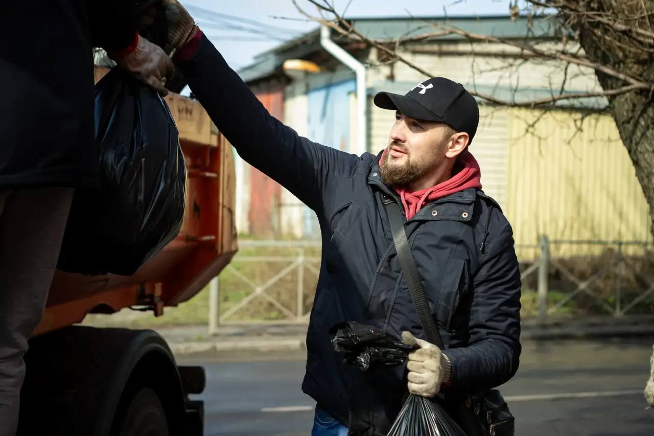 «С таких ребят надо брать пример»: мэр Курска вышел на субботник с 13-летним школьником «С таких ребят надо брать пример»: мэр Курска вышел на субботник с 13-летним школьником