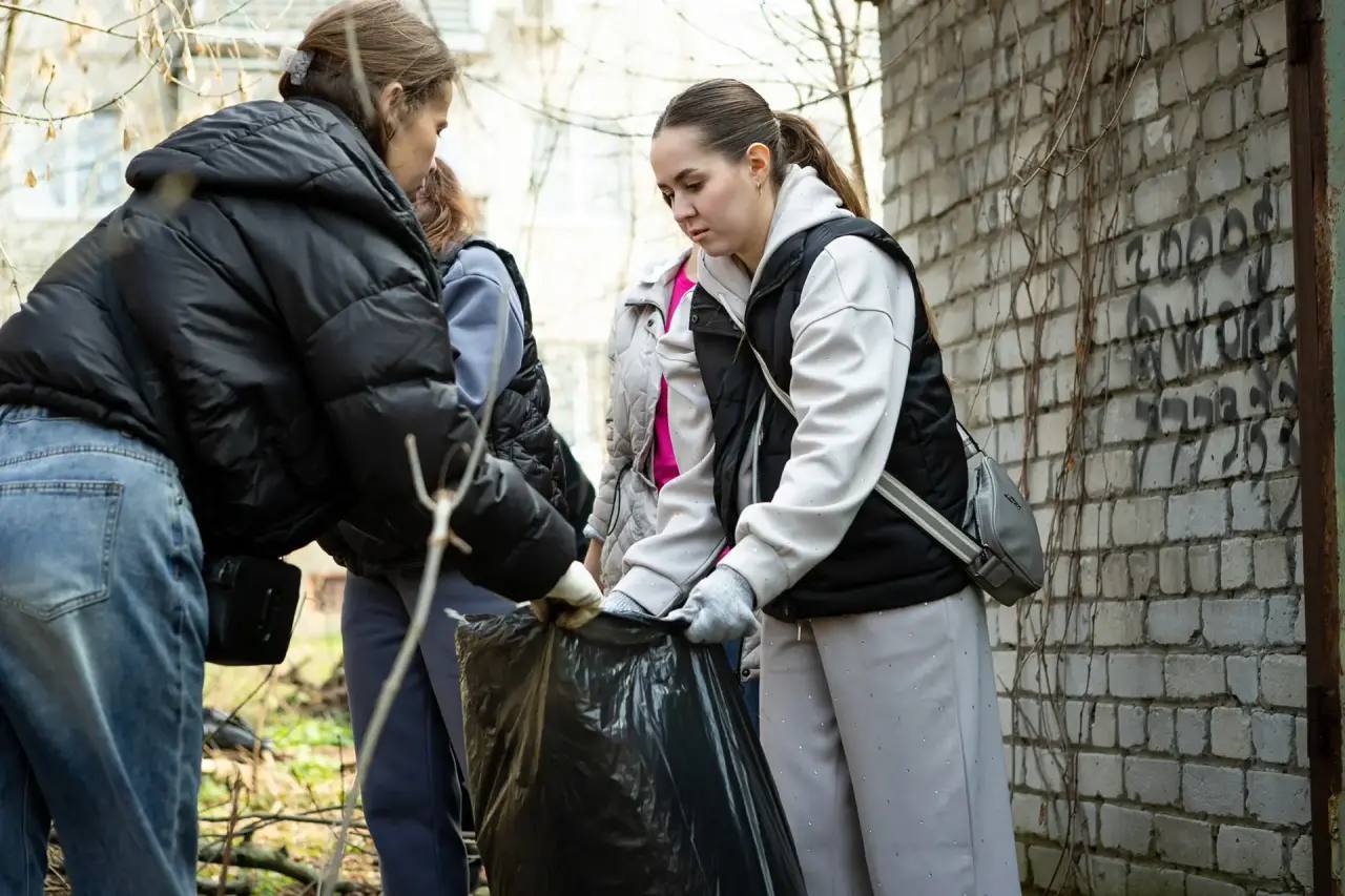 «С таких ребят надо брать пример»: мэр Курска вышел на субботник с 13-летним школьником «С таких ребят надо брать пример»: мэр Курска вышел на субботник с 13-летним школьником