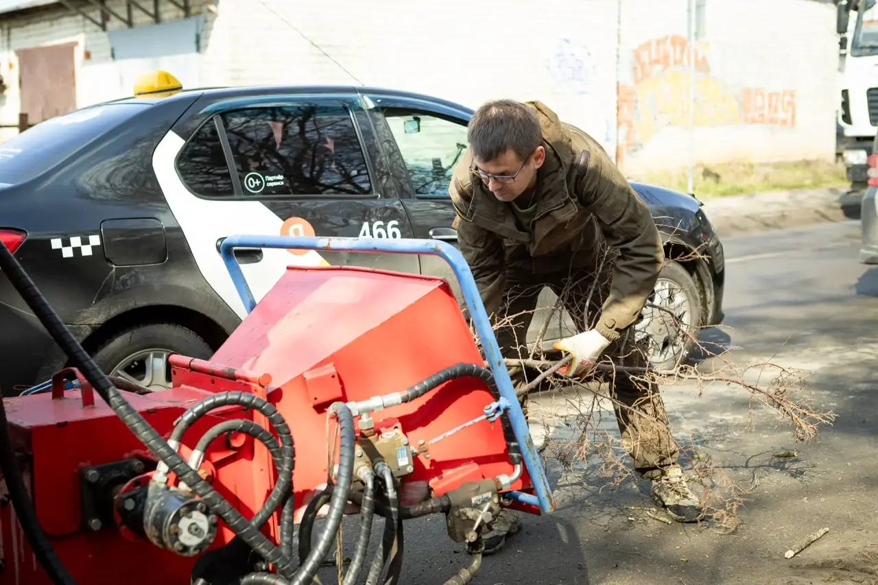 «С таких ребят надо брать пример»: мэр Курска вышел на субботник с 13-летним школьником «С таких ребят надо брать пример»: мэр Курска вышел на субботник с 13-летним школьником