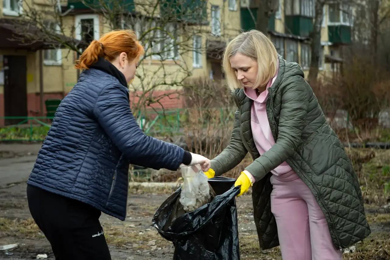 «С таких ребят надо брать пример»: мэр Курска вышел на субботник с 13-летним школьником «С таких ребят надо брать пример»: мэр Курска вышел на субботник с 13-летним школьником