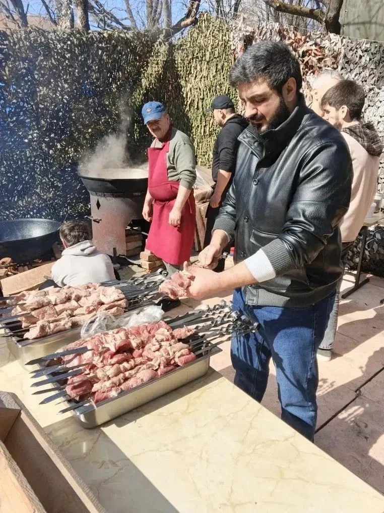 Волонтеры из Тулы угостили раненых бойцов национальными блюдами в Курске Волонтеры из Тулы угостили раненых бойцов национальными блюдами в Курске