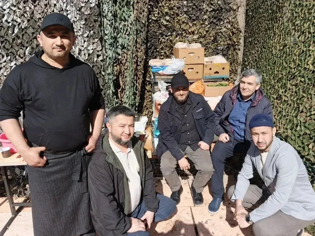 Волонтеры из Тулы угостили раненых бойцов национальными блюдами в Курске Волонтеры из Тулы угостили раненых бойцов национальными блюдами в Курске