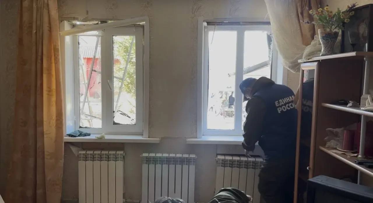 Игорь Кастюкевич: Курская область. Волонтеры лагеря «Единой России» «Курский рубеж» устраняют последствия ночной атаки со стороны ВСУ в Льговском районе Игорь Кастюкевич: Курская область. Волонтеры лагеря «Единой России» «Курский рубеж» устраняют последствия ночной атаки со стороны ВСУ в Льговском районе