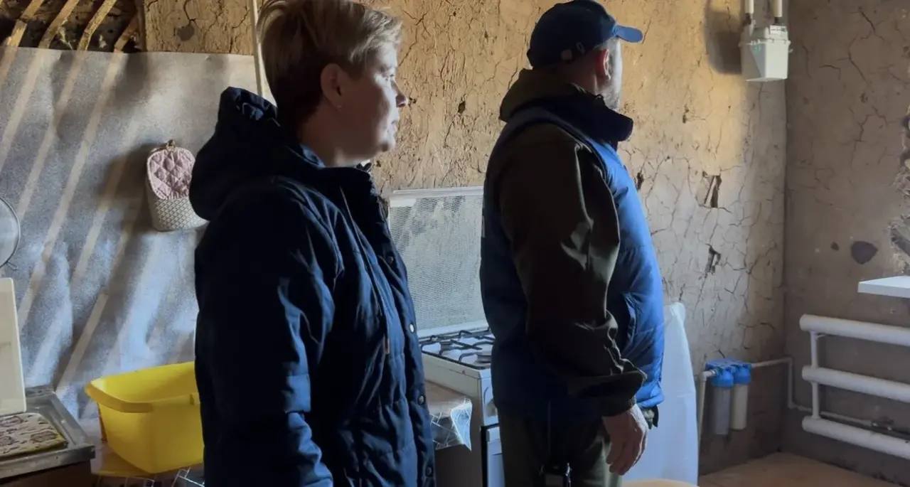 Игорь Кастюкевич: Курская область. Волонтеры лагеря «Единой России» «Курский рубеж» устраняют последствия ночной атаки со стороны ВСУ в Льговском районе Игорь Кастюкевич: Курская область. Волонтеры лагеря «Единой России» «Курский рубеж» устраняют последствия ночной атаки со стороны ВСУ в Льговском районе