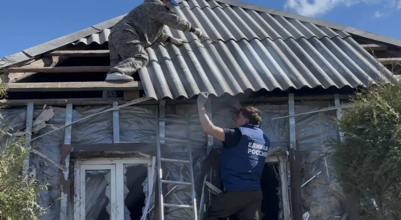 Игорь Кастюкевич: Курская область. Волонтеры лагеря «Единой России» «Курский рубеж» устраняют последствия ночной атаки со стороны ВСУ в Льговском районе Игорь Кастюкевич: Курская область. Волонтеры лагеря «Единой России» «Курский рубеж» устраняют последствия ночной атаки со стороны ВСУ в Льговском районе