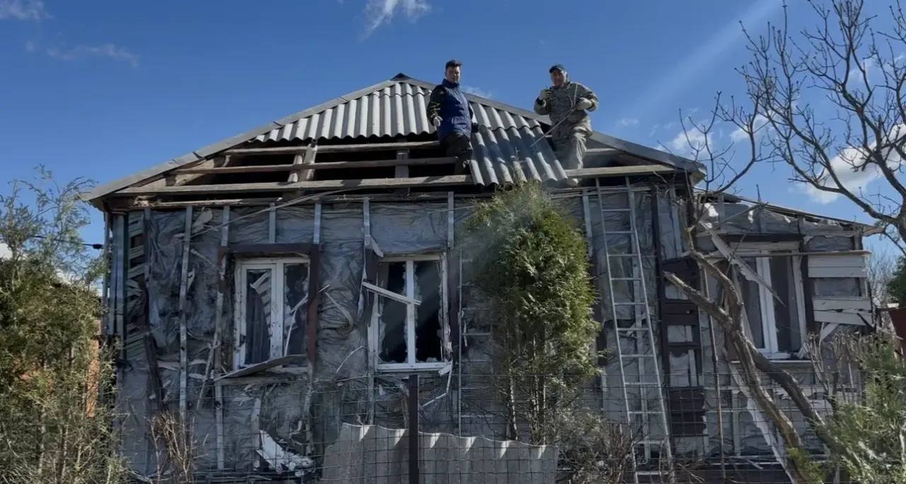 Игорь Кастюкевич: Курская область. Волонтеры лагеря «Единой России» «Курский рубеж» устраняют последствия ночной атаки со стороны ВСУ в Льговском районе Игорь Кастюкевич: Курская область. Волонтеры лагеря «Единой России» «Курский рубеж» устраняют последствия ночной атаки со стороны ВСУ в Льговском районе