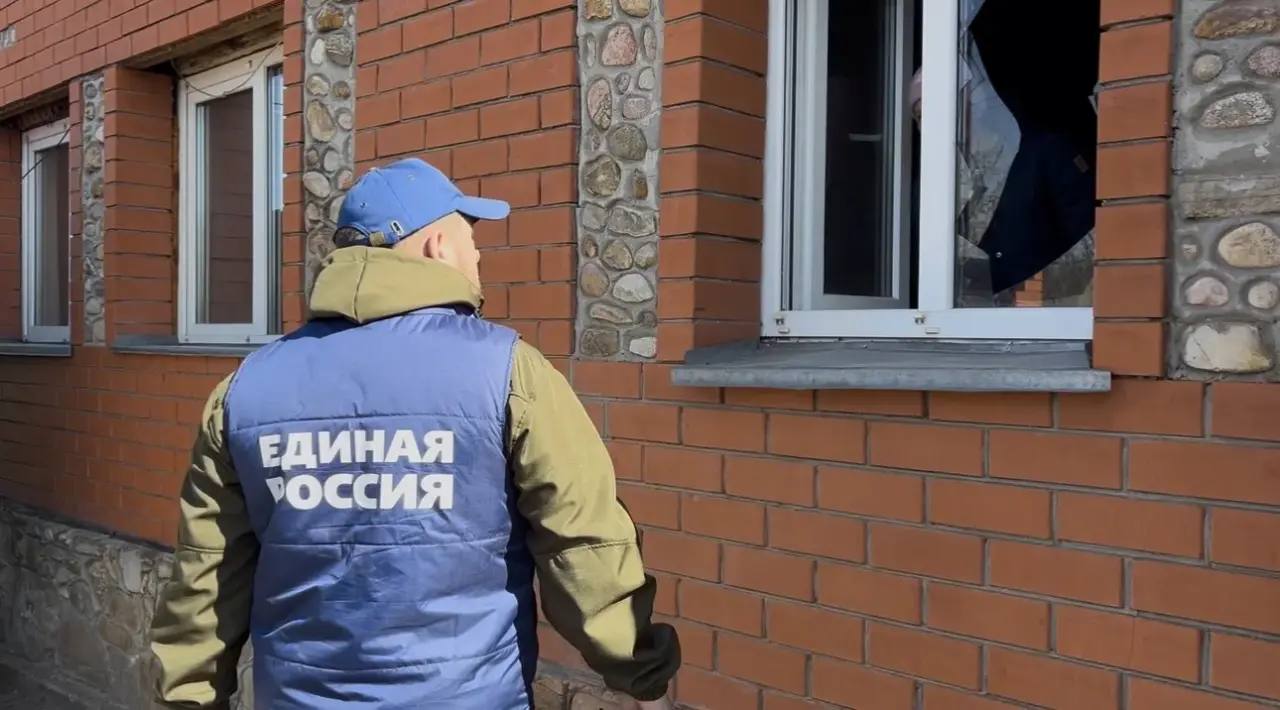 Игорь Кастюкевич: Курская область. Волонтеры лагеря «Единой России» «Курский рубеж» устраняют последствия ночной атаки со стороны ВСУ в Льговском районе Игорь Кастюкевич: Курская область. Волонтеры лагеря «Единой России» «Курский рубеж» устраняют последствия ночной атаки со стороны ВСУ в Льговском районе