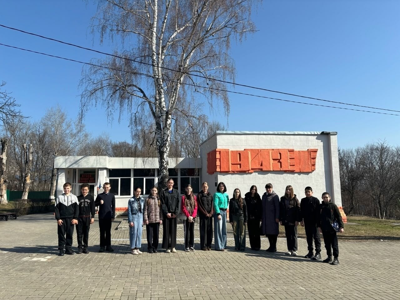 3 апреля учащиеся 5–8 классов Миленинской школы продолжили реализацию уникального экскурсионно-познавательного маршрута «Память, облачённая в гранит», посвящённого событиям и героям Великой Отечественной войны на северном... 3 апреля учащиеся 5–8 классов Миленинской школы продолжили реализацию уникального экскурсионно-познавательного маршрута «Память, облачённая в гранит», посвящённого событиям и героям Великой Отечественной войны на северном...