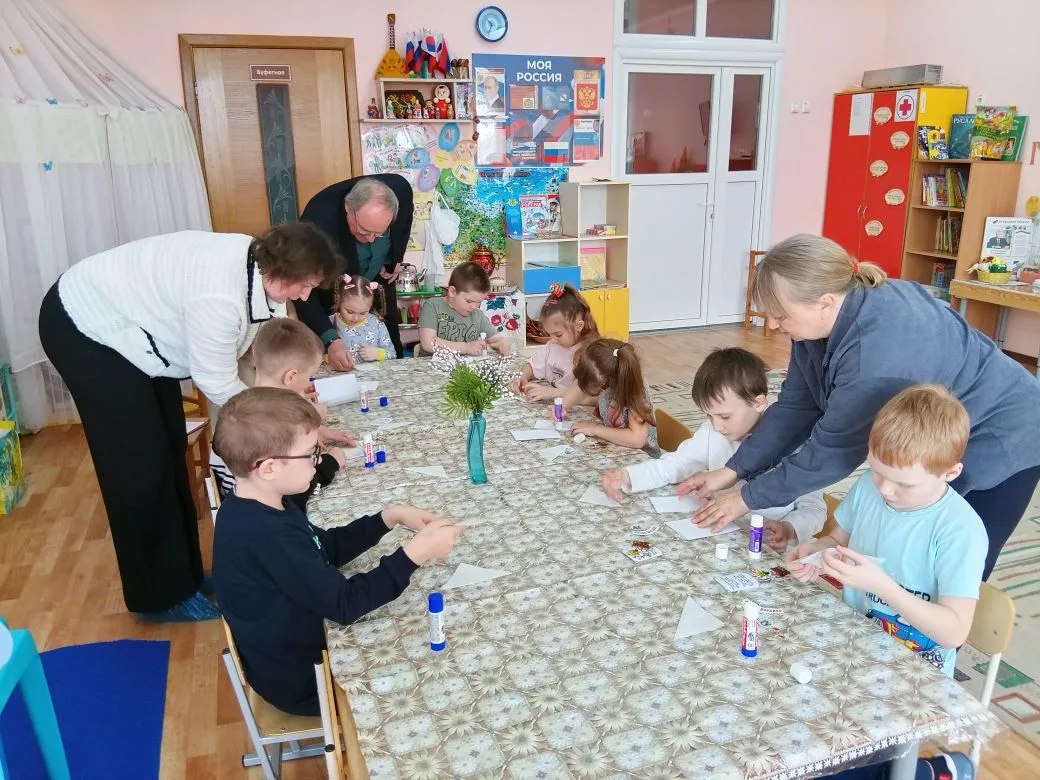 В рамках программы «Музей в гостях у дошколят» сотрудники Обоянского краеведческого музея Борис Бесчетников и Ольга Юрьева, посетили МКДОУ «Детский сад №4» В рамках программы «Музей в гостях у дошколят» сотрудники Обоянского краеведческого музея Борис Бесчетников и Ольга Юрьева, посетили МКДОУ «Детский сад №4»