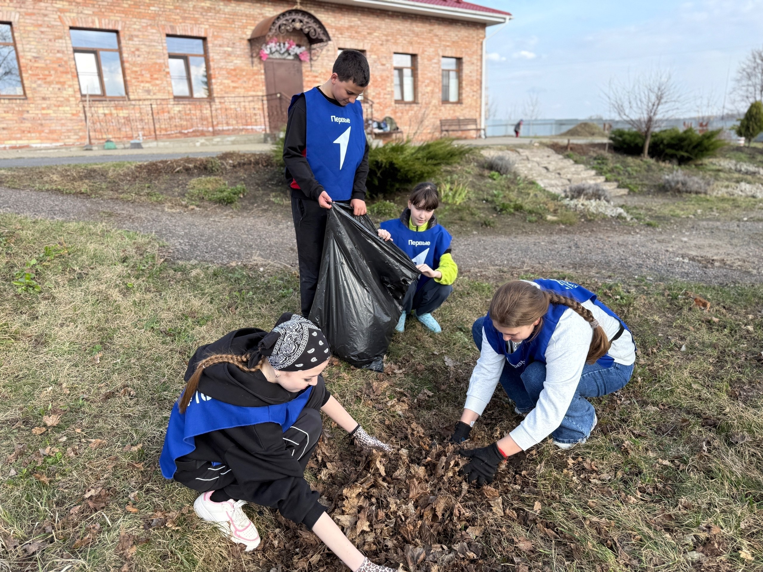 Тимуровский отряд местного отделения «Движение первых» Фатежского района посетил Архиерейское подворье в честь Святителя Луки Крымского Тимуровский отряд местного отделения «Движение первых» Фатежского района посетил Архиерейское подворье в честь Святителя Луки Крымского