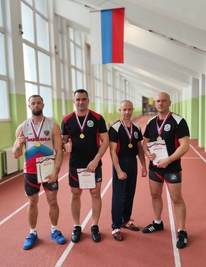 ЧЕМПИОНЫ КУРСКОЙ ОБЛАСТИ. В манеже стадиона «Трудовые резервы» состоялся чемпионат Курской области по гиревому спорту ЧЕМПИОНЫ КУРСКОЙ ОБЛАСТИ. В манеже стадиона «Трудовые резервы» состоялся чемпионат Курской области по гиревому спорту