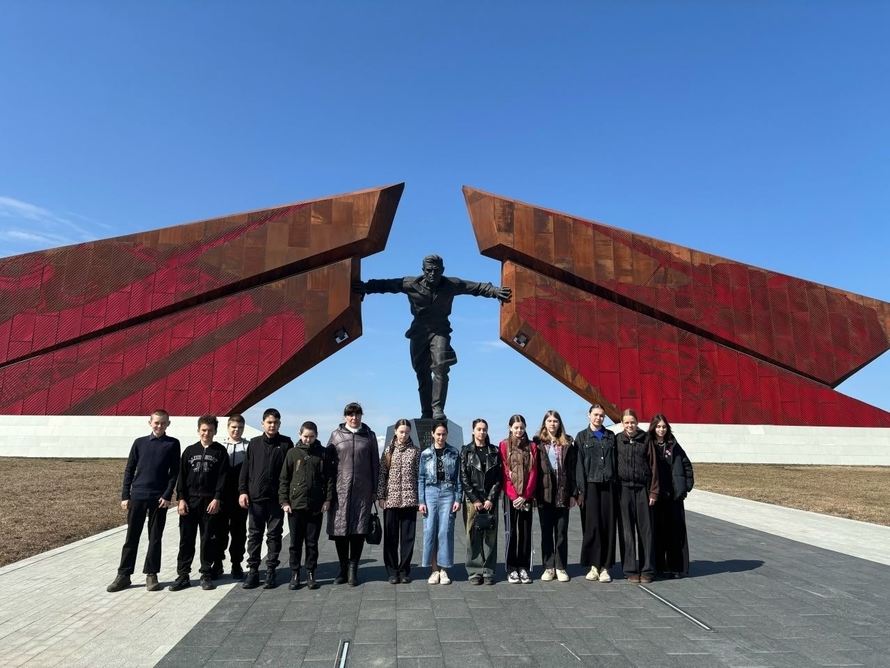 3 апреля учащиеся 5–8 классов Миленинской школы продолжили реализацию уникального экскурсионно-познавательного маршрута «Память, облачённая в гранит», посвящённого событиям и героям Великой Отечественной войны на северном...