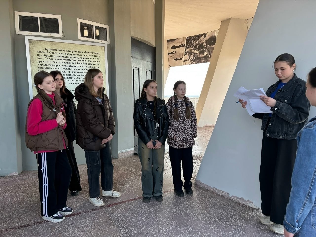 3 апреля учащиеся 5–8 классов Миленинской школы продолжили реализацию уникального экскурсионно-познавательного маршрута «Память, облачённая в гранит», посвящённого событиям и героям Великой Отечественной войны на северном... 3 апреля учащиеся 5–8 классов Миленинской школы продолжили реализацию уникального экскурсионно-познавательного маршрута «Память, облачённая в гранит», посвящённого событиям и героям Великой Отечественной войны на северном...