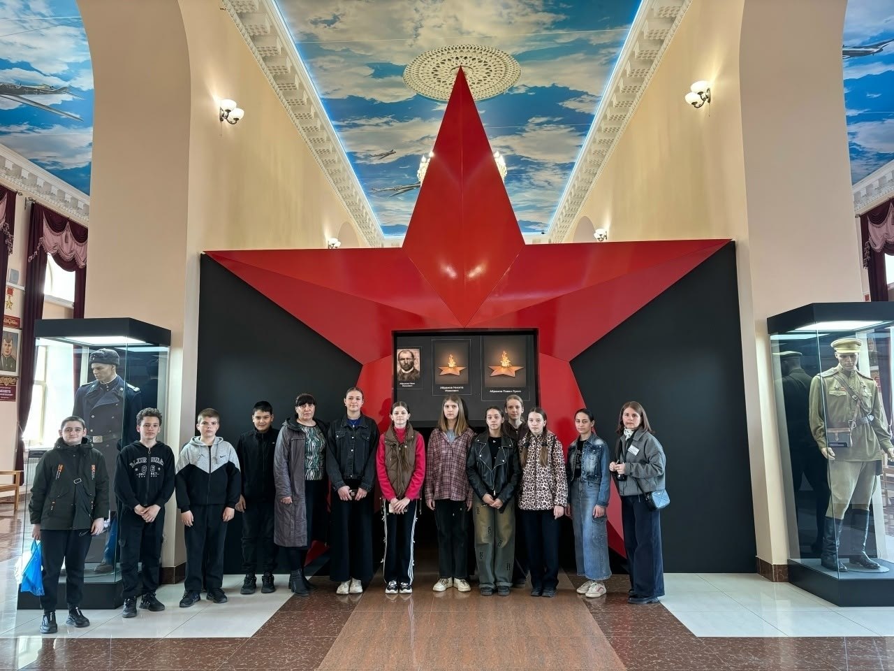 3 апреля учащиеся 5–8 классов Миленинской школы продолжили реализацию уникального экскурсионно-познавательного маршрута «Память, облачённая в гранит», посвящённого событиям и героям Великой Отечественной войны на северном... 3 апреля учащиеся 5–8 классов Миленинской школы продолжили реализацию уникального экскурсионно-познавательного маршрута «Память, облачённая в гранит», посвящённого событиям и героям Великой Отечественной войны на северном...