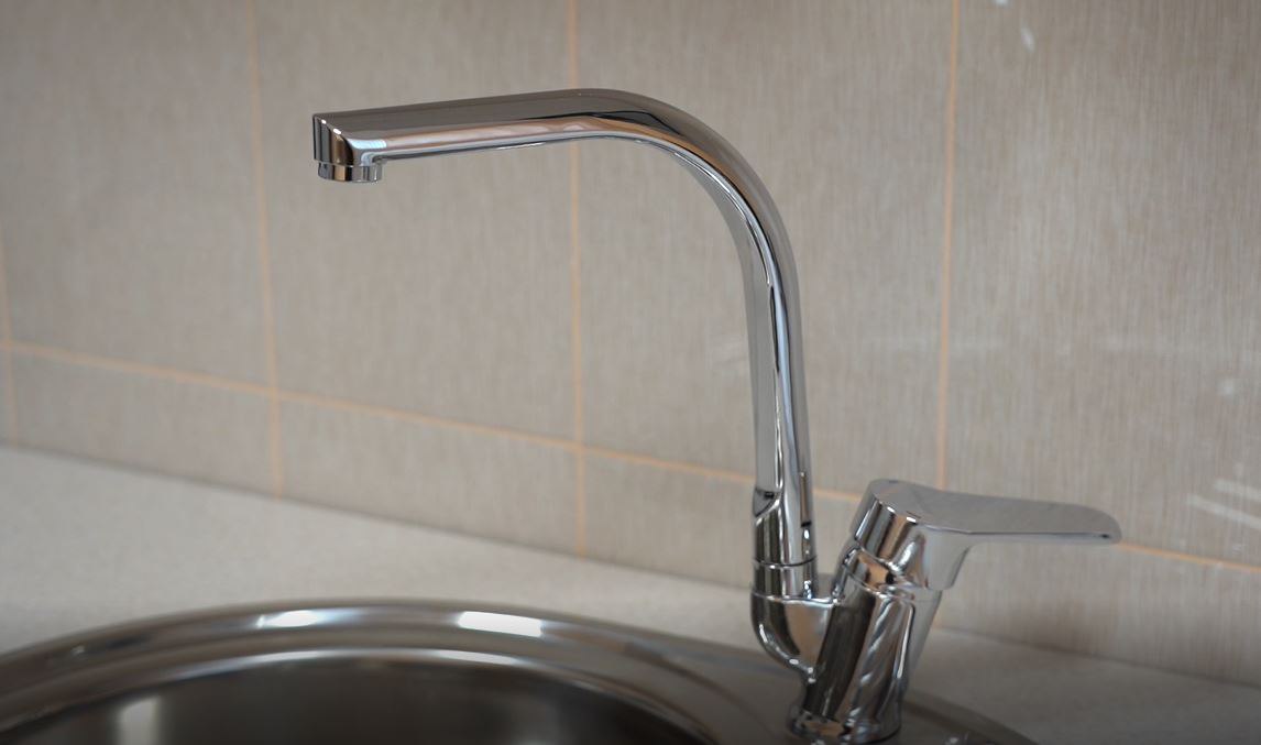 Во Льгове ищут причины, почему из кранов течёт жёлтая вода