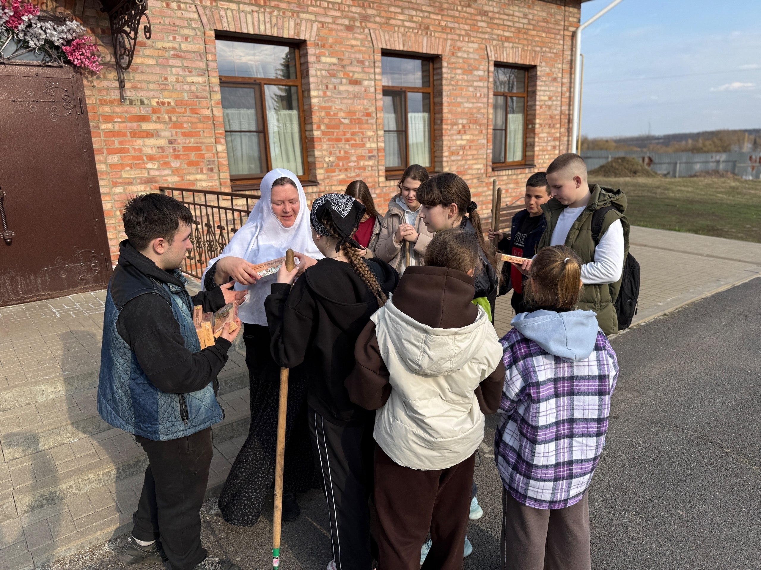 Тимуровский отряд местного отделения «Движение первых» Фатежского района посетил Архиерейское подворье в честь Святителя Луки Крымского Тимуровский отряд местного отделения «Движение первых» Фатежского района посетил Архиерейское подворье в честь Святителя Луки Крымского