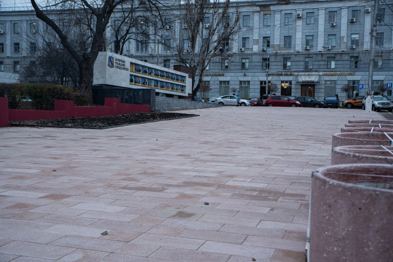 Старую городскую плитку могут раздать курским УК. О такой возможности рассказал глава города Евгений Маслов.