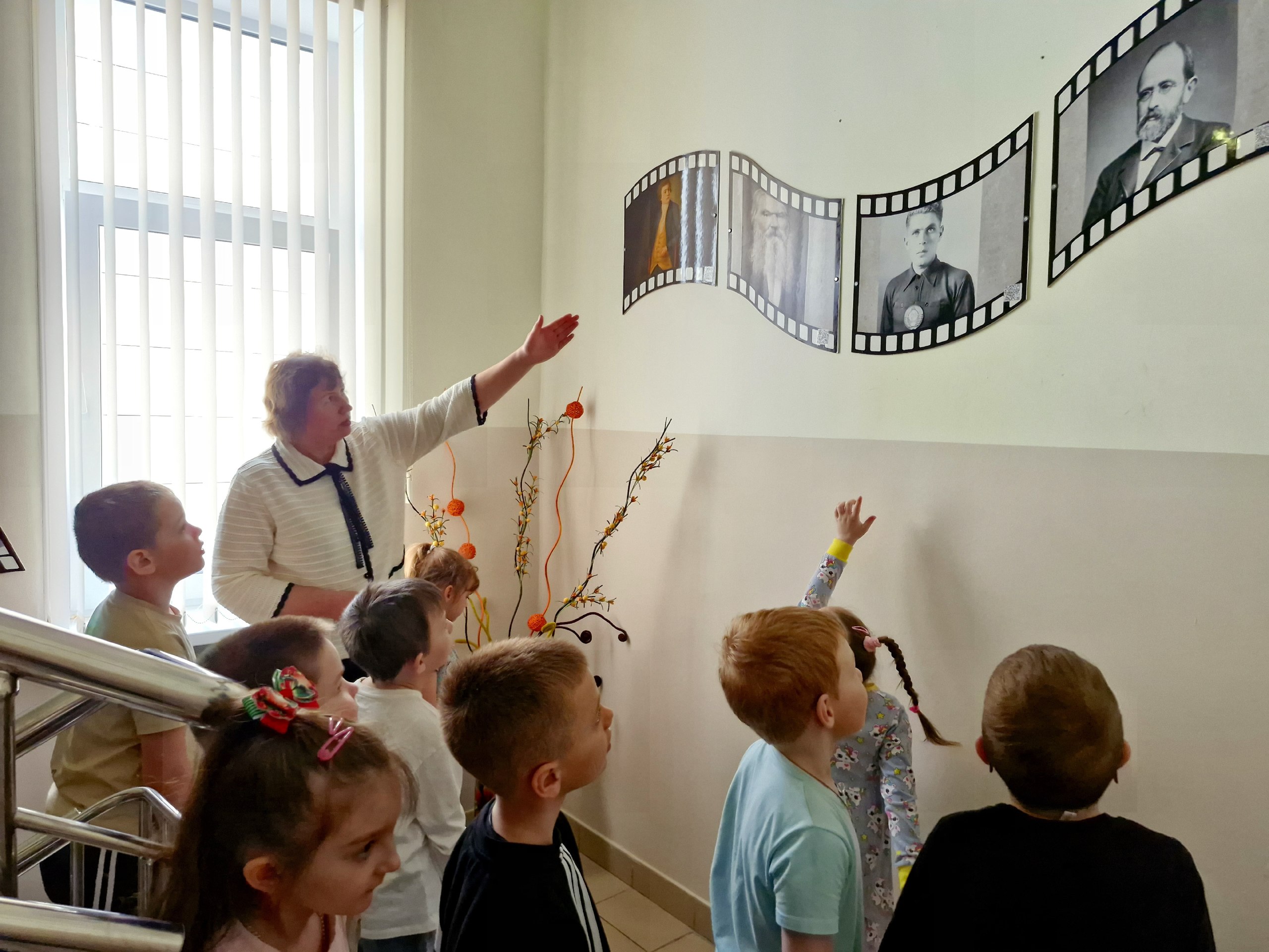 В рамках программы «Музей в гостях у дошколят» сотрудники Обоянского краеведческого музея Борис Бесчетников и Ольга Юрьева, посетили МКДОУ «Детский сад №4» В рамках программы «Музей в гостях у дошколят» сотрудники Обоянского краеведческого музея Борис Бесчетников и Ольга Юрьева, посетили МКДОУ «Детский сад №4»