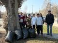 Вооружившись граблями, метлами и хорошим настроением, сотрудники привели в порядок прилегающую территорию