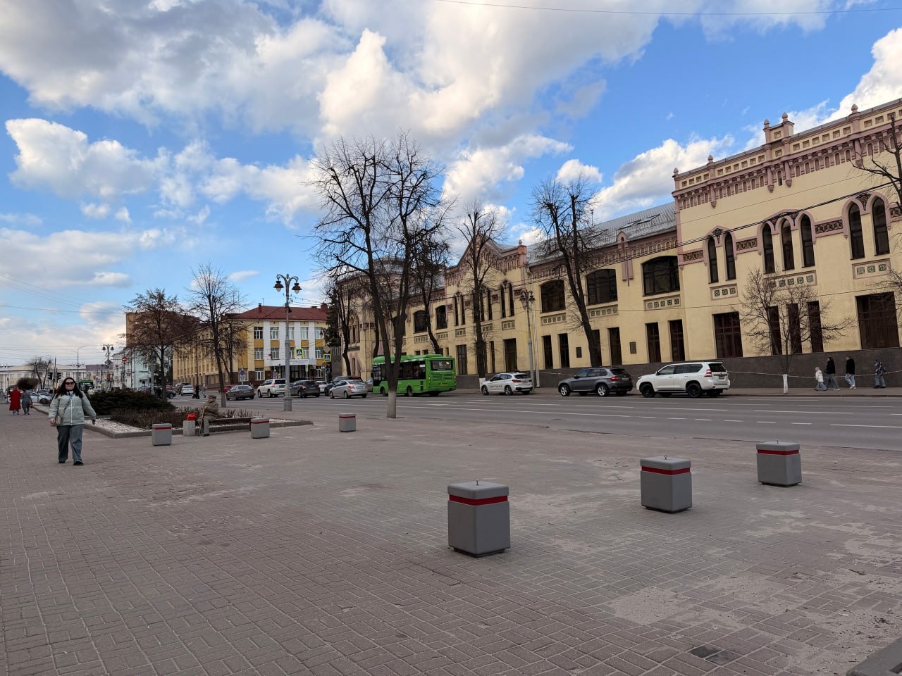 И все-таки они работают. 160-килограммовые тумбы ограничили возможность парковки на тротуарах улицы Ленина в Курске И все-таки они работают. 160-килограммовые тумбы ограничили возможность парковки на тротуарах улицы Ленина в Курске