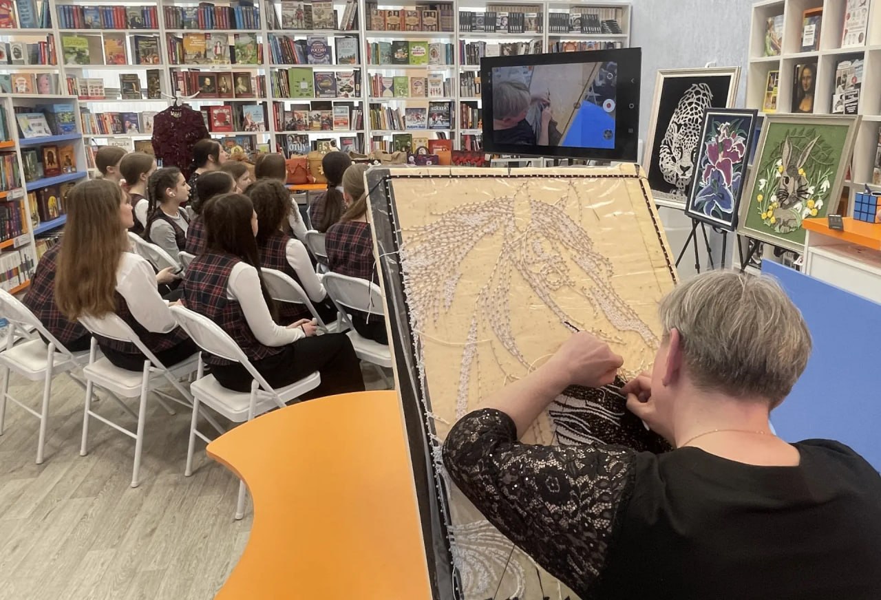 В Центральной городской детской библиотеке состоялась мастерская «Золотые нити и мудрые руки: искусство вязания и кружевоплетения» в рамках проекта «Гений места»
