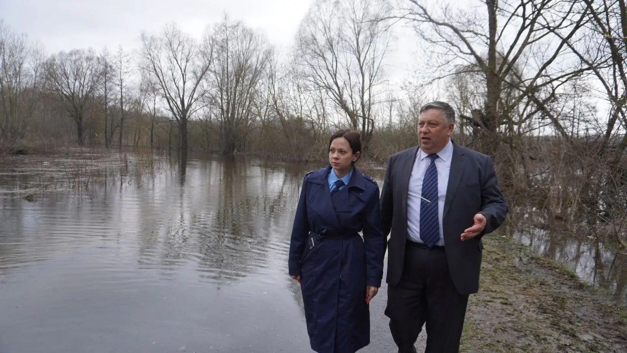 Владимир Ковальчук: Вместе с начальником отдела ГО и ЧС администрации Рыльского района Юрием Шилиным и помощником прокурора Дарьей Довнар выехали в Некрасовский и Малогнеушевский сельские советы, чтобы на месте оценить...