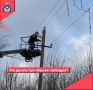 Энергетики призывают жителей быть внимательными и осторожными, при обнаружении оборванных проводов линий электропередачи ни в коем случае не приближаться к ним, а обратиться в энергокомпанию или МЧС
