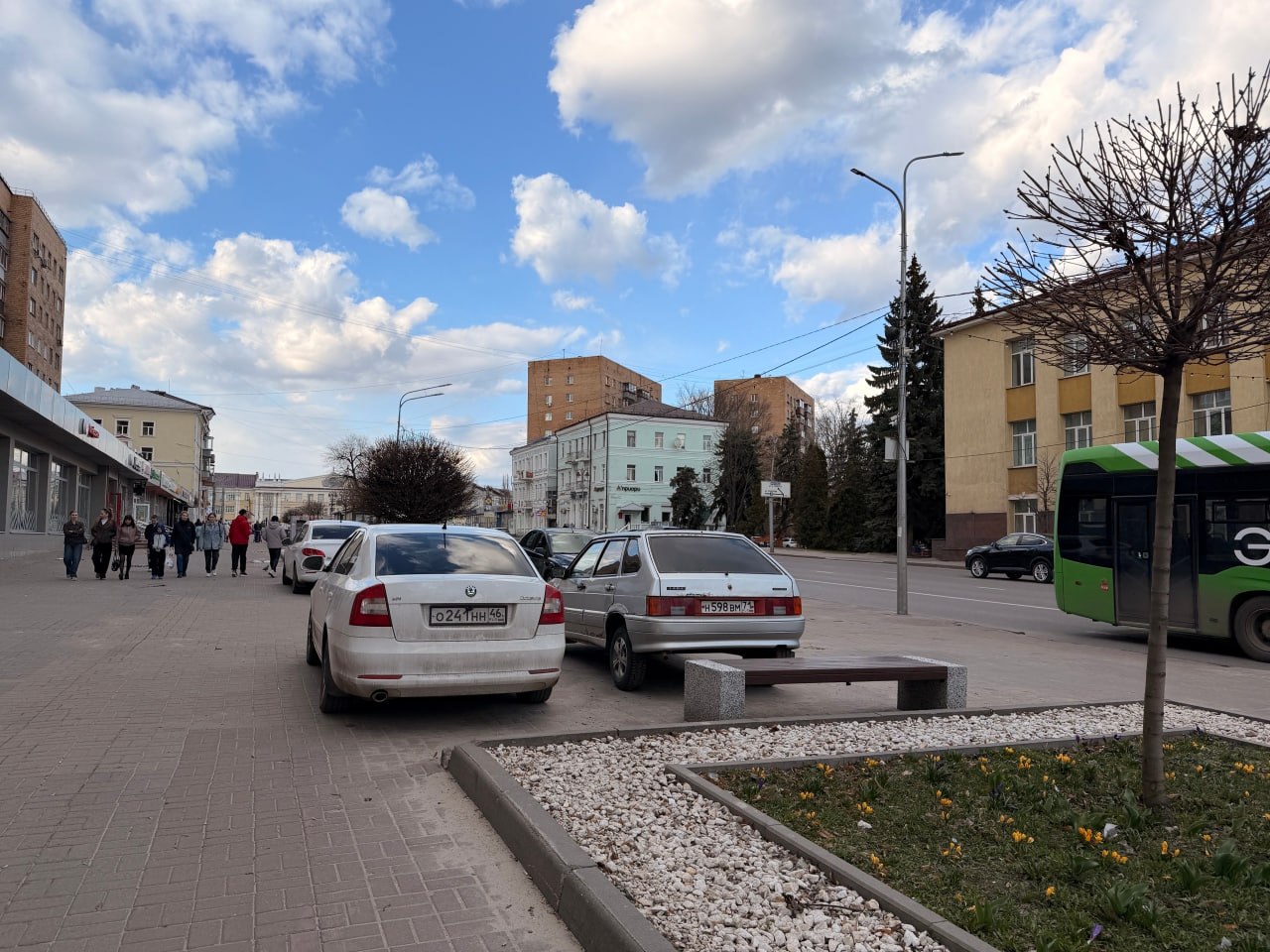 И все-таки они работают. 160-килограммовые тумбы ограничили возможность парковки на тротуарах улицы Ленина в Курске