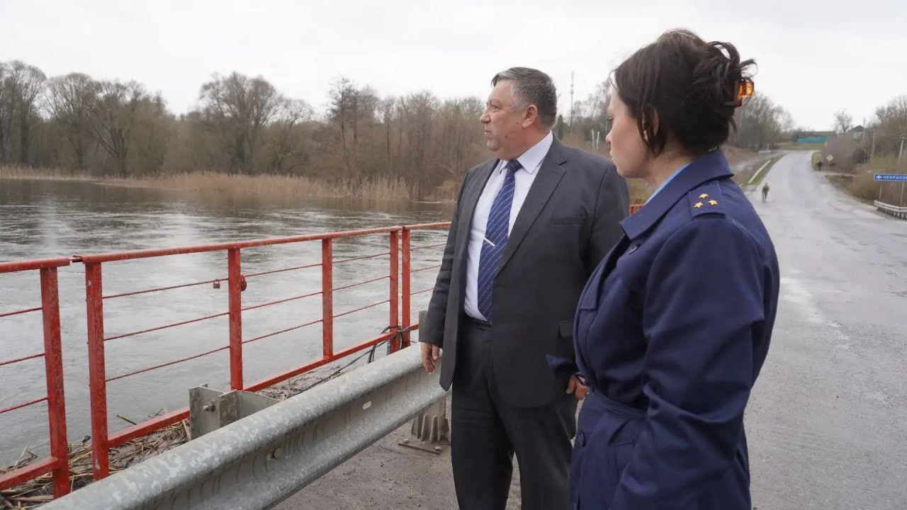 Владимир Ковальчук: Вместе с начальником отдела ГО и ЧС администрации Рыльского района Юрием Шилиным и помощником прокурора Дарьей Довнар выехали в Некрасовский и Малогнеушевский сельские советы, чтобы на месте оценить... Владимир Ковальчук: Вместе с начальником отдела ГО и ЧС администрации Рыльского района Юрием Шилиным и помощником прокурора Дарьей Довнар выехали в Некрасовский и Малогнеушевский сельские советы, чтобы на месте оценить...