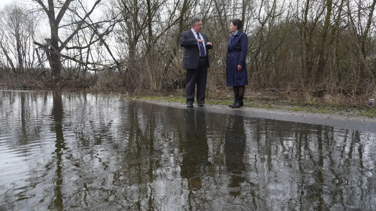 Владимир Ковальчук: Вместе с начальником отдела ГО и ЧС администрации Рыльского района Юрием Шилиным и помощником прокурора Дарьей Довнар выехали в Некрасовский и Малогнеушевский сельские советы, чтобы на месте оценить... Владимир Ковальчук: Вместе с начальником отдела ГО и ЧС администрации Рыльского района Юрием Шилиным и помощником прокурора Дарьей Довнар выехали в Некрасовский и Малогнеушевский сельские советы, чтобы на месте оценить...