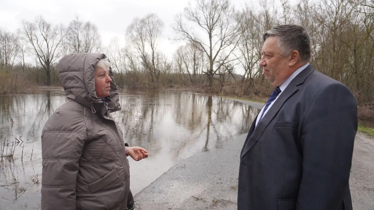 Владимир Ковальчук: Вместе с начальником отдела ГО и ЧС администрации Рыльского района Юрием Шилиным и помощником прокурора Дарьей Довнар выехали в Некрасовский и Малогнеушевский сельские советы, чтобы на месте оценить... Владимир Ковальчук: Вместе с начальником отдела ГО и ЧС администрации Рыльского района Юрием Шилиным и помощником прокурора Дарьей Довнар выехали в Некрасовский и Малогнеушевский сельские советы, чтобы на месте оценить...