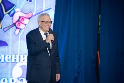 Директор Курской АЭС Александр Увакин поздравил студентов «серебряного» поколения с закрытием 17-го учебного года в Университете народного просвещения им. Т.П. Николаева для пожилых людей